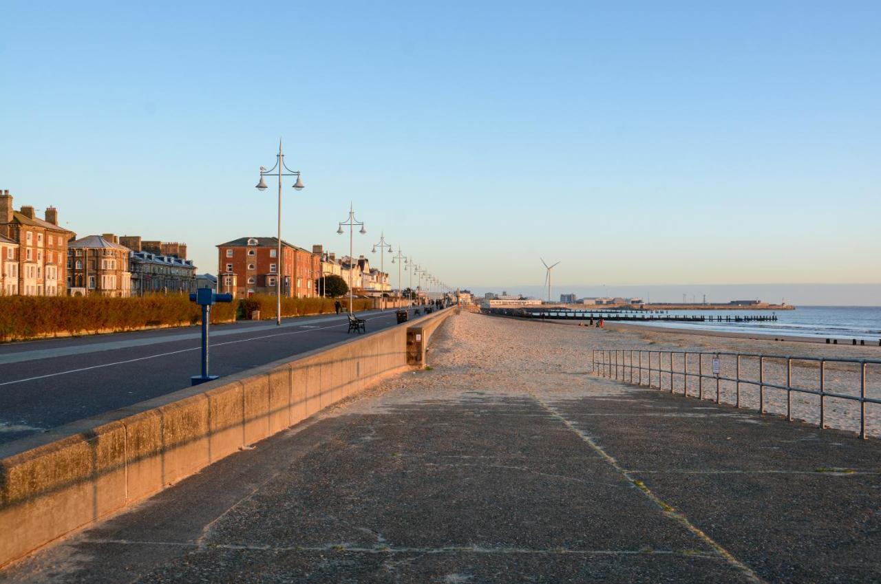 Sea Views Stunning 2 Bedroom Apartment # Lowestoft Extérieur photo
